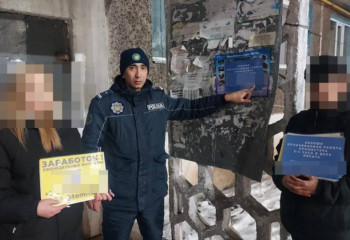 В Караганде девочки-подростки расклеивали листовки с наркорекламой