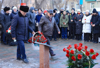 Ақтөбеде Әлия Молдағұлованың ескерткіш-бюстіне гүл шоқтары қойылды