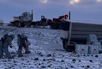 Грузовик с химикатами на 21 тонну опрокинулся в Западно-Казахстанской области