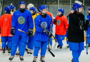 Назван состав сборной Казахстана на чемпионат мира по хоккею среди девушек в Латвии