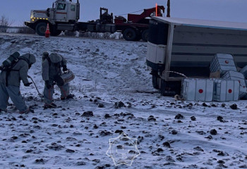 БҚО-да улы зат тиеген жүк көлігі аударылып қалды