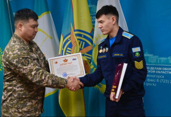 Курсант Асет Сакенов проявил героизм, спасая человека на пожаре в Риддере