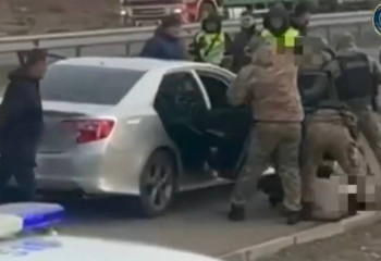 Түркістан облысында полиция жол бойында жолаушыдан 2 келі есірткі тәркіледі