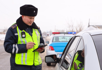 Көлігін 5 минуттан артық қыздырған алғашқы азамат айыппұл арқалады