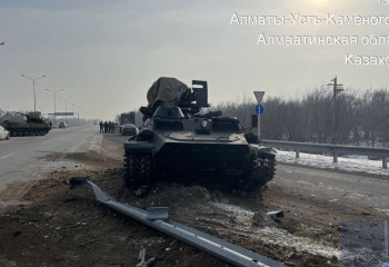 Боевые машины выпали из трала на трассе Алматы - Усть-Каменогорск