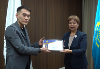 Студента медвуза Астаны наградили после спасения пассажира на борту самолета