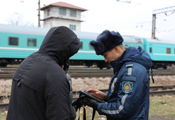 45 тысяч казахстанцев оштрафовали за переход железной дороги в неположенных местах