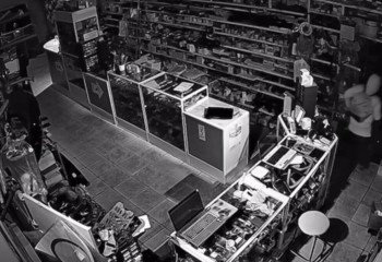 Өскеменде мас ер адам дүкенді тонап кетті