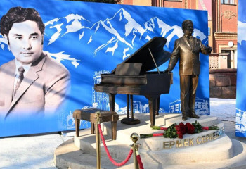 В Алматы открыли памятник Ермеку Серкебаеву