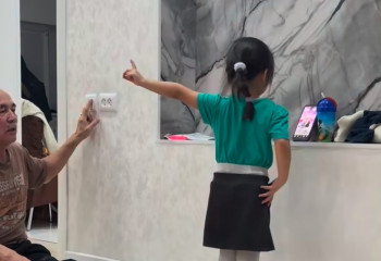 «Түсірілім тобы бар екен». Тренд түсірген атасы мен немересі көпшілікті тәнті етті