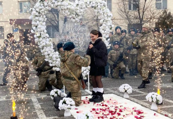 Гвардеец предложил руку и сердце своей невесте прямо во время присяги