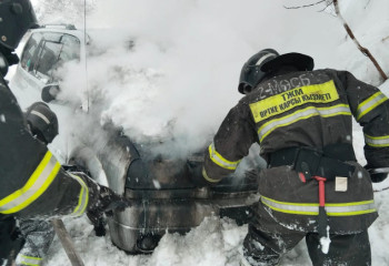 Пожарные ДЧС ликвидировали вспыхнувший в легковушке пожар