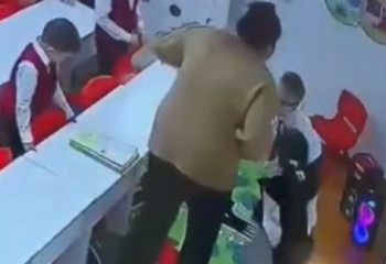 Атырауда баланы тепкен тәрбиеші жұмыстан қуылды