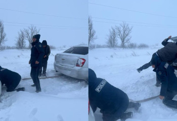 Қарағанды облысында полицейлер жолда қалған шетелдіктерге көмектесті