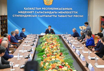 Деятелям литературы и искусства Казахстана вручена государственная стипендия