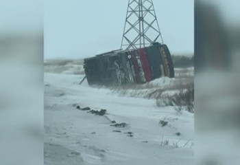 Қарағанды облысында қатты жел жолаушылар автобусы аударылып қалды