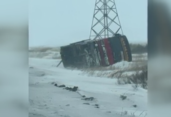 Ураганный ветер опрокинул автобус с пассажирами в Карагандинской области