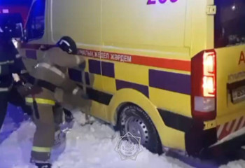 Елордада құтқарушылар  жедел жәрдем көліктерін қар құрсауынан шығарды