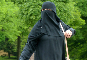 Қырғызстанда бетті тұмшалайтын киім киюге тыйым салынды