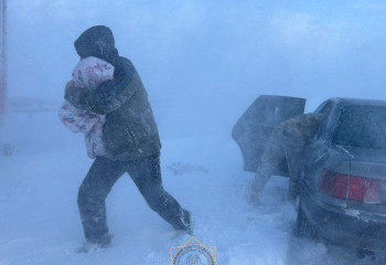 В Жамбылской области спасатели МЧС спасли из снежного заноса роженницу и двух малышей