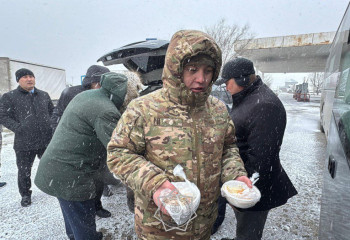 Пассажиров эвакуируют, водителям раздают горячую еду: что происходит на трассах Жамбылской области