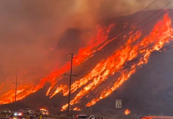 Лос-Анджелес маңы тағы қызыл жалынға оранды