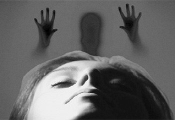 «Гипнозбен арбап, несие алдыртты»: Ақтөбеде жүз шақты адам емшіге алданып қалған