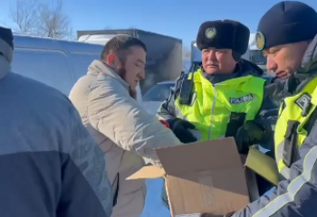 Полицейские раздали горячий чай и баурсаки водителям, застрявшим на дороге в метель