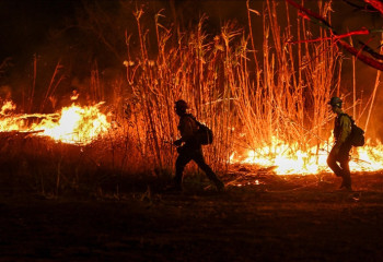 New rapidly spreading fire erupts near Los Angeles, more than 9,000 acres burned
