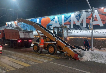 Алматыда 1200-ден астам жұмысшы қар тазалауға жұмылдырылды