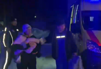 Полицейские ВКО доставили больного ребенка в больницу сквозь снежную бурю