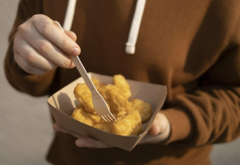 Сегіз жасар бала наггетстер мен шұжықтар жеймін деп соқыр болып қалды