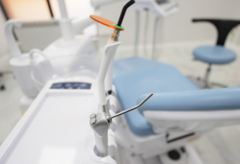 Астанчанка установила коронки на зубы, но они выпали через месяц