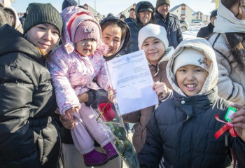 В Жетысу многодетные семьи получили жилье из госфонда