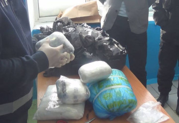 Чемодан с крупной партией синтетики изъяли полицейские на вокзале в Астане