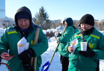 Астанада еріктілер аязды күні коммуналдық қызметкерлерге ыстық шай мен бауырсақ таратты