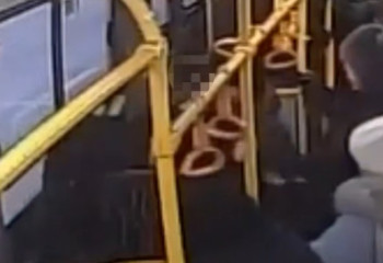 Қостанайдағы автобустардың бірінде ер адам әйелді соққыға жықты