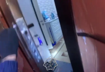 Оставшимся в квартире малышам помогли спасатели ДЧС области Абай