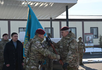 Қорғаныс министрі Арнайы операциялар күштерінің әскери бөліміне Жауынгерлік ту табыстады