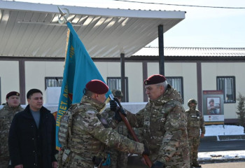 Министр обороны вручил Боевое знамя войсковой части Сил специальных операций