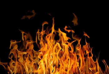 Астанада жанып жатқан пәтерден ана мен бала құтқарылды