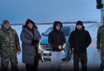 Құтқарушылар қар құрсауында қалғандарға көмектесті