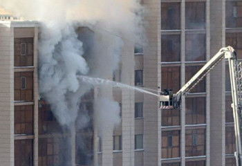 Спасатели потушили сильный пожар в многоэтажке в Астане