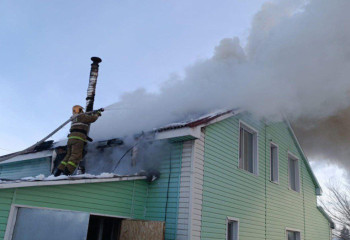 Сотрудники МЧС спасли жилой дом от уничтожения огнем