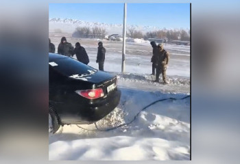 Автомобили застряли в буран на перевале Алтынемель