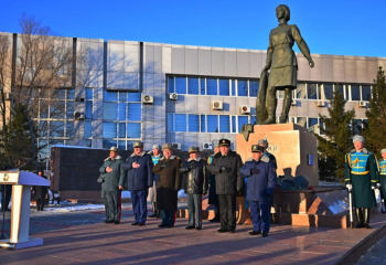 В Астане почтили память Героя Советского Союза Алии Молдагуловой