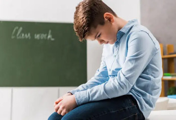 Павлодарда мұғалім оқушыға ине тығып алған