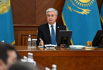 «Көрпеге қарай көсілетін уақыт келді». Президент үнемдеуге көшуді тапсырды