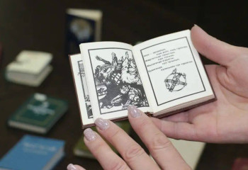 Великие книги в миниатюре: в Павлодаре открылась необычная выставка