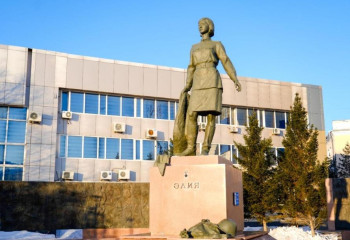 Елордада Әлия Молдағұлованың ескерткішіне гүл шоқтарын қою рәсімі өтті